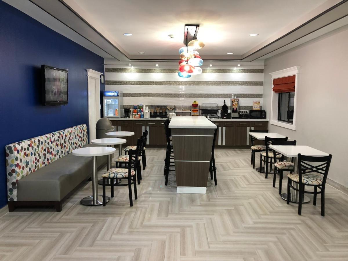 Executive Inn And Suites Joaquin Екстериор снимка