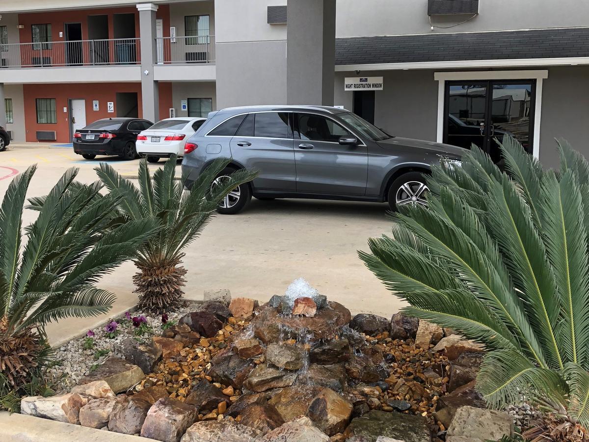 Executive Inn And Suites Joaquin Екстериор снимка