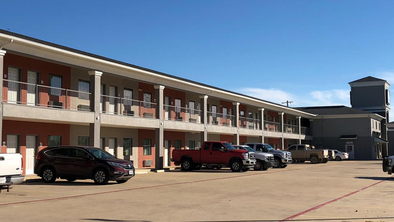 Executive Inn And Suites Joaquin Екстериор снимка